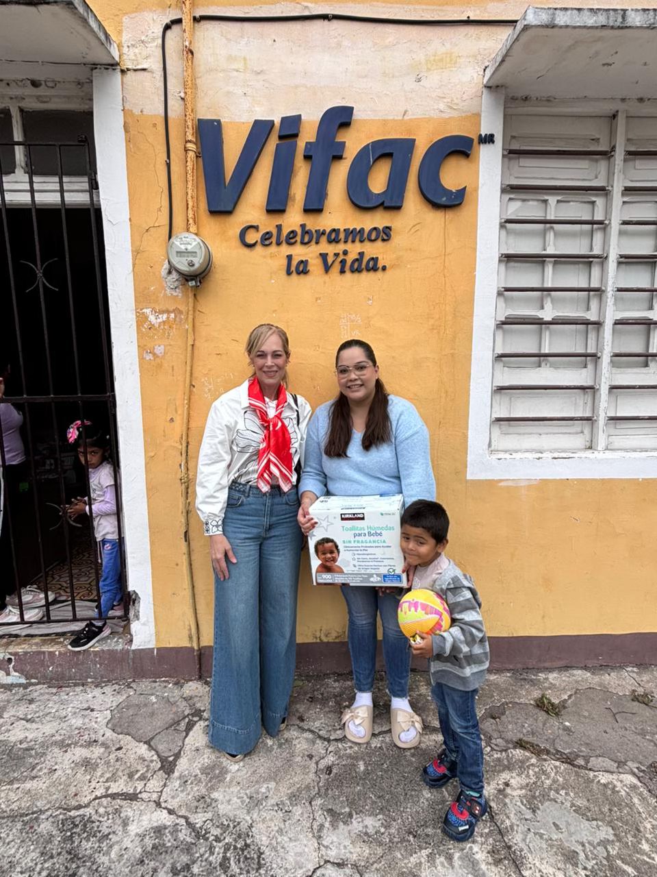 Entrega de ropa y artículos de bebé a Vifac Veracruz