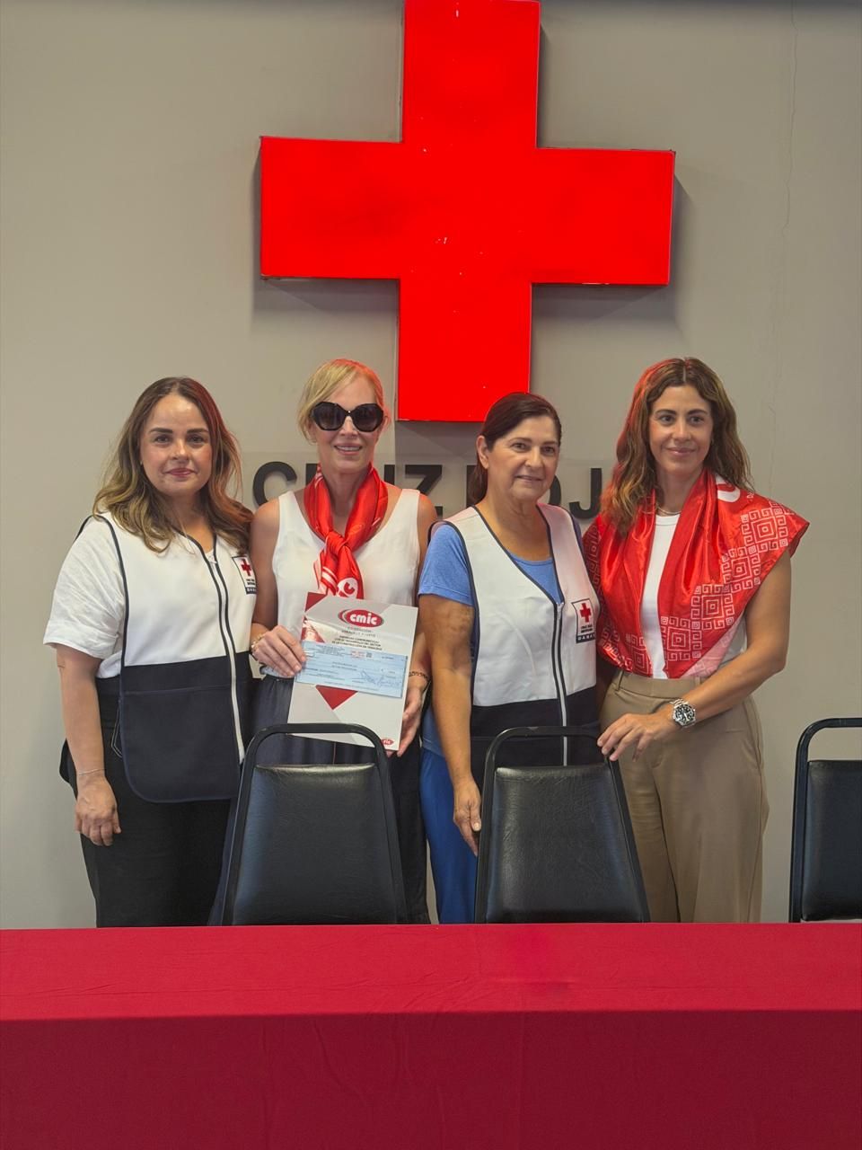 Entrega de un donativo a la Cruz Roja 