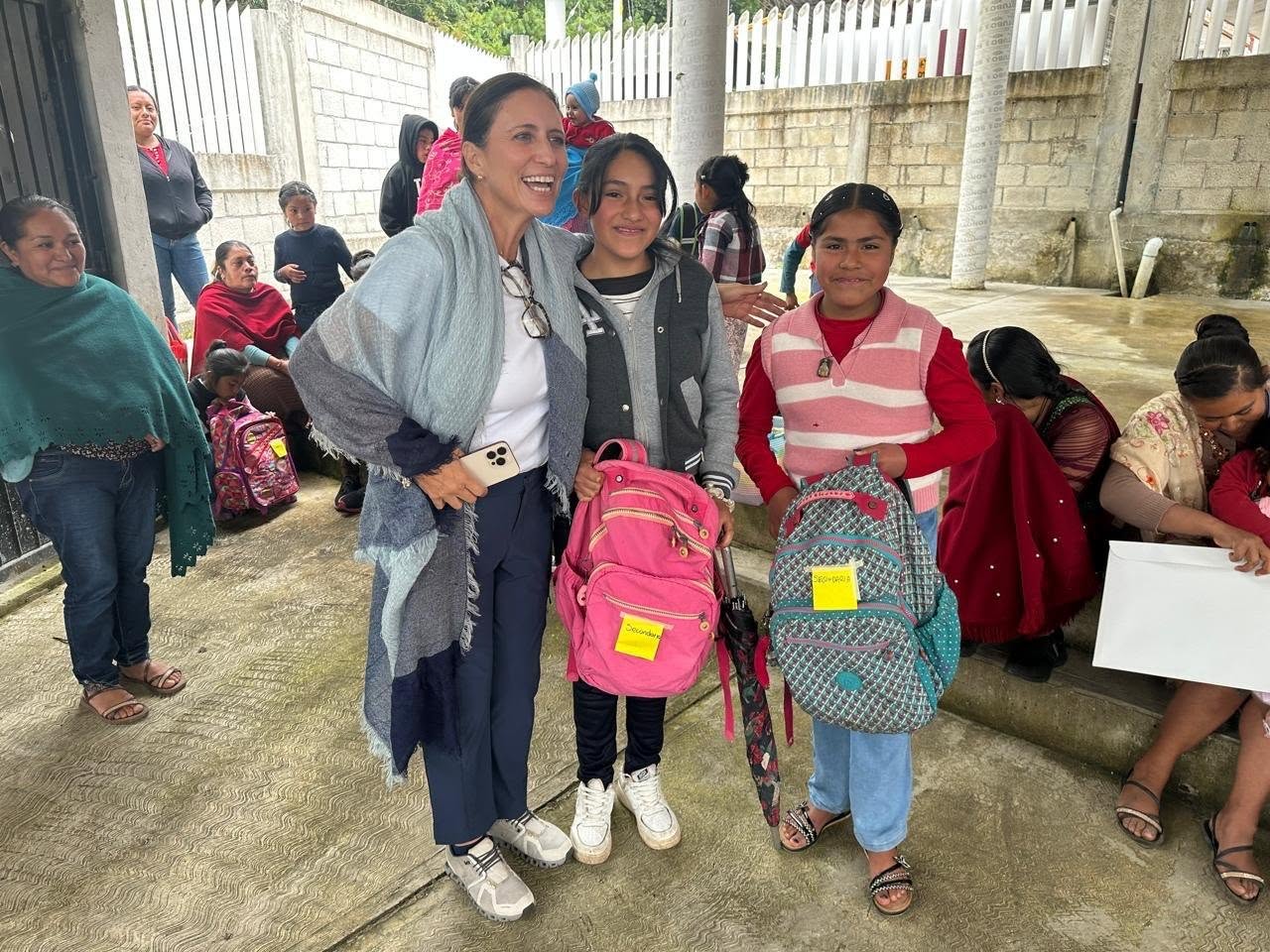 Entrega de kits escolares en Pico de Orizaba